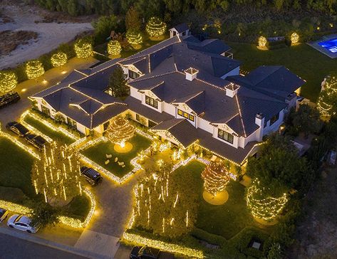 Kim Kardashian and Kylie Jenner's Christmas lights have lit up the whole neighbourhood - see photos | HELLO! Kylie Jenner House, Calabasas Homes, Kardashian Home, Jenner House, Beverly Hills Houses, Famous Houses, Mega Mansions, Modern Mansion, Luxury Homes Dream Houses