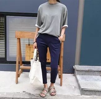 Navy Chinos Outfits For Women (12 ideas & outfits) | Lookastic Chinos Women Outfit, Simple Style Outfits, Navy Chinos, Womens Chinos, Navy Outfit, Spring Fashion Casual, Tall Fashion, Chic Sandals, Dress Simple