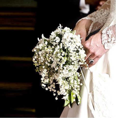 royal-wedding-kate-bouquet Royal Wedding Gowns, Middleton Wedding, Kate Middleton Wedding, Green Bouquet, Lily Bouquet, Sweet William, Royal Brides, White Wedding Bouquets, Royal Weddings