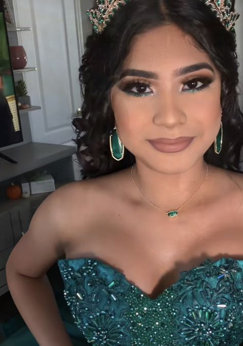 Makeup That Goes With Emerald Green Dress, Emerald Green Xv Makeup, Hunter Green Prom Makeup, 15 Makeup Looks Emerald Green, Emerald Quinceanera Makeup, Emerald Green Quince Make Up, Emerald Green And Gold Quince Makeup, Green Makeup For Quinceanera, Green Makeup For Quince