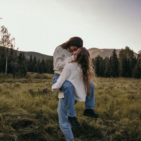 Lesbian Lifestyle Photography, Lesbian Couple Photoshoot Outfits Fall, Sapphic Couple Photoshoot, Winter Lesbian Couple Aesthetic, Women Couple Poses, Lesbian Couple Reference Poses Photography, Sapphic Engagement Photos, Wlw Insta Story, Lesbian Fall Pictures