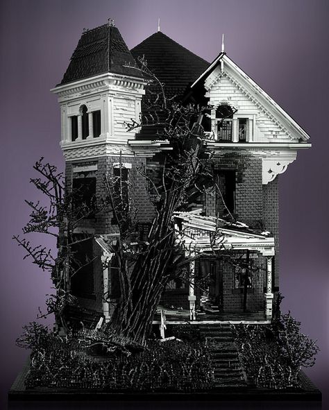 Spooky Abandoned Victorian Houses Made from LEGO Bricks Lego Haunted House, Lego Halloween, Old Victorian Homes, Tree Beautiful, Haunted Dollhouse, Victorian Mansions, Abandoned House, Lego Pieces, Lego House