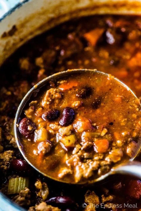 SAVE FOR LATER! Easy Turkey Chili is a hearty and delicious weeknight dinner recipe. It's made with healthy ground turkey, kidney beans, and tasty chili spices. It's a guaranteed winner! #theendlessmeal #chili #turkey #turkeychili #onepot #dinner #chilidinner #healthydinner #easyturkeychili #healthyturkeychili #beans #healthyrecipes Slow Cooker Chilli Recipes, Chilli Con Carne Slow Cooker, Slow Cooker Chilli Con Carne, Slow Cooker Chicken Korma, Slow Cooked Chilli, Ground Turkey Chili Recipe, Slow Cooker Chilli, Easy Turkey Chili, Chilli Con Carne Recipe