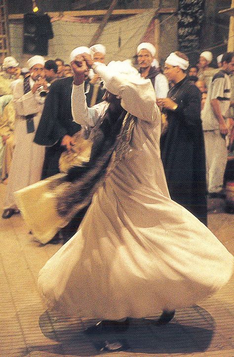 رقصة المولوية المصرية من مسجد السيدة زينب بالقاهرة     Tahtib dance at the mulid of Sayyida Zeinab (Cairo, Egypt) Egypt People, 1940s Aesthetic, Egyptian Aesthetic, Life In Egypt, Egyptian Clothing, Egypt Aesthetic, Upper Egypt, Egypt Culture, Country Photography