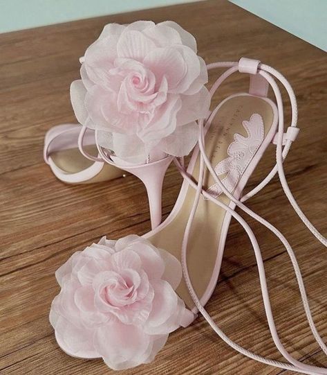 Pretty Heels, Flower Heels, Shoes Heels Classy, Cute Shoes Heels, Bell Design, Leather Flower, Heels Classy, Fancy Shoes, Cute Heels