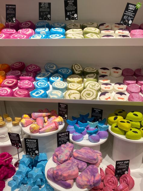 Lush Bathbomb Aesthetic, Bath Products Aesthetic, Bubble Bath Aesthetic, Lush Aesthetic, Lush Shop, Bath Boms, Lush Christmas, Aesthetic Bath, Aesthetic Shopping