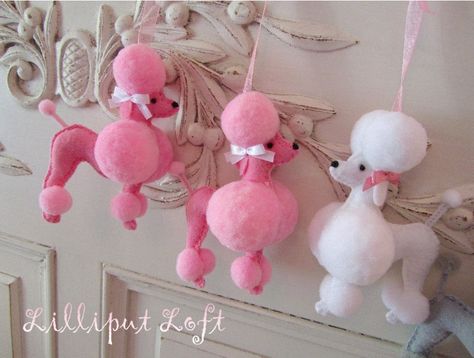 OMG...these are the cutest pom pom poodles. Pom Pom Animals, Baby Mobil, French Poodle, French Poodles, Vintage Poodle, Pom Pom Crafts, Pink Poodle, Felt Dogs, Felt Patterns