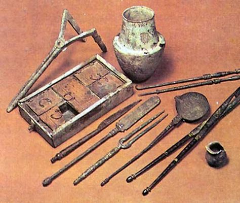 Greek tools Ancient Egyptian Makeup, Ancient Egyptian Medicine, Egyptian Makeup, Starověký Egypt, Vintage Medical, Egyptian History, Ancient India, African History, Medical History