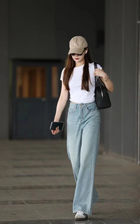 White Tee And Jeans Outfit, Korean Simple Outfits, Ootd Crop Top, Ootd Crop, Baguio Outfit, White T Shirt Outfit, Cardigan Rosa, Vacation Outfits Women, T Shirt Outfits