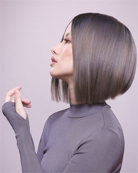 The Aveda formula represents the delicate shades of ash, blue and silvery violet that sparkle when the sun hits falling snowflakes. Violet Grey Hair, Grey Hair Wax, Aveda Hair Color, Trendy We Fryzurach, Aveda Hair, Aveda Color, Cool Short Hairstyles, Violet Grey, Beautiful Hair Color