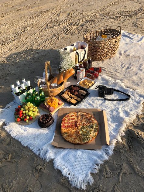 Winter Beach Picnic, 22th Birthday Ideas, Beach Bonfire Aesthetic, Beach Bonfire Birthday, Winter Beach Party, Beach Bonfire Ideas, Beach Birthday Aesthetic, Sundowner Party, Picnic Setup Ideas