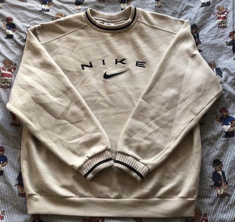 Sweatshirt And Skirt Outfit, Sweatshirt Outfit Men, Beige Nike, Beige Sweatshirt, Outfit 2020, Vintage Nike Sweatshirt, Nike Sweatshirt, Nike Vintage, Nike Sweater