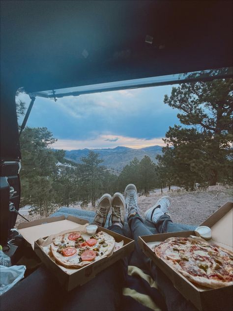 Couple eating pizza in a truck bed Date Night Idea Aesthetic, Couple Date Night Astetic, Date Adventures, Sunset Truck Bed Date, Baking Dates Couple, Cute Date Photos, Cute Date Night Aesthetic, Couple Activity Ideas Aesthetic, Dating Astethic