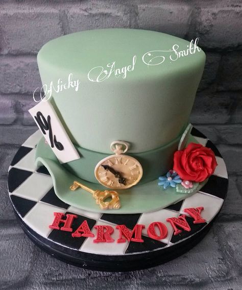 Mad Hatter Birthday Cake, Mad Hatter Tea Party Cake Ideas, Mad Hatter Smash Cake, Mad Hatter Wedding Cake, Mad Hatter Cake Simple, Topsy Turvy Cake Alice In Wonderland, Alice In Wonderland Cake Buttercream, Mad Hatter Wedding, Mad Hatter Cake