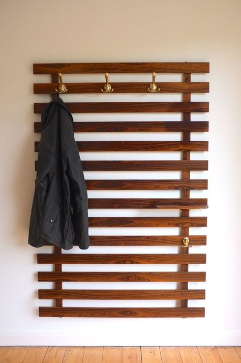 DECORATIVE WALL HOOKS THAT YOU CAN MAKE YOURSELF #creativewallhookideas Diy Hat Rack, Diy Coat Rack, Rustic Coat Rack, Diy Coat, Hallway Coat Rack, Modern Coat Rack, Decorative Wall Hooks, Hanger Diy, Hal Decor