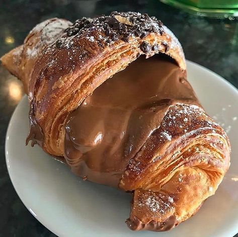 Croissant Nutella, Flourless Desserts, Cheesecake Oreo, Enjoy Your Meal, Valentine Cake, Dessert Food, Food Goals, Sweet Chocolate, Easy Cake Recipes