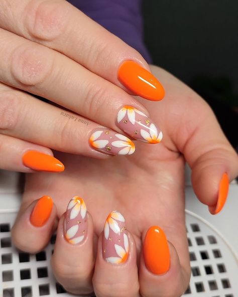 Orange Sunflower Nails, Yellow Almond Nails Design, Spring Orange Nails, Orange Design Nails, Orange Gel Nails, Orange Nail Art Designs, Orange Manicure, Orange Nail Art, Orange Nail Designs