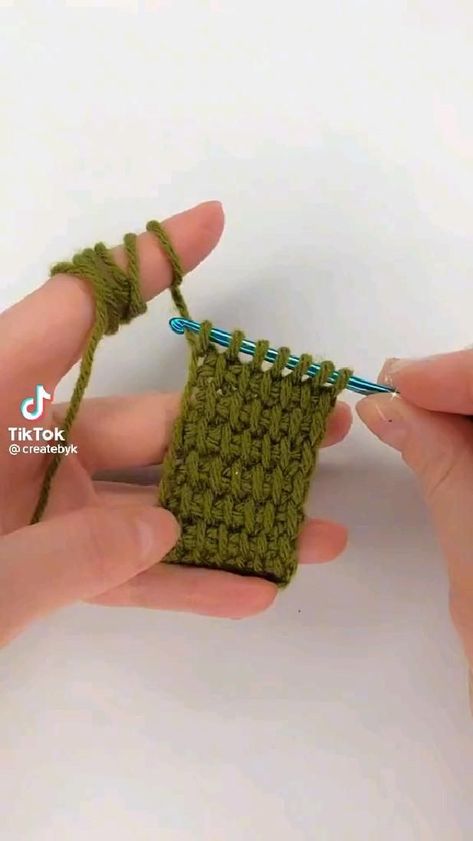 Hadiah Diy, Crochet Tutorial Pattern, Beginner Crochet Tutorial, Quick Crochet Patterns, Seni Dan Kraf, Crochet Design Pattern, Beginner Crochet Projects, Crochet Handbags Patterns, Pola Sulam