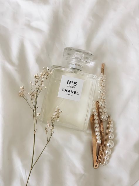 Minimalist wardrobe must have perfume, parisian style wardrobe must have Minimalist Objects, Parisian Luxury, Koleksi Parfum, Kunstjournal Inspiration, Chanel Aesthetic, Soya Mumu, Zestaw Ikon, Parfum Chanel, Fall Fragrance