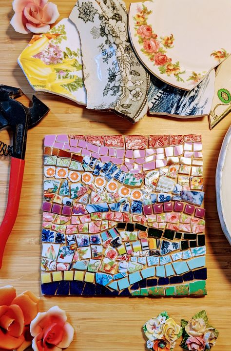 Mosaic Materials Ideas, Things To Mosaic, Pottery Designs Beginner, Mosaic Easy Ideas, Mosaic Craft Ideas, Boho Mosaic Ideas, Beginner Mosaic Projects, Mosaic Diy Beginner Project Ideas, Mosiacs Projects Diy