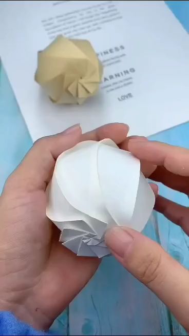 Creative Origami, Origami Ball, Folding Origami, Instruções Origami, Paper Balls, Origami Paper Art, Cool Paper Crafts, Easy Paper Crafts Diy, Handmade Paper Crafts