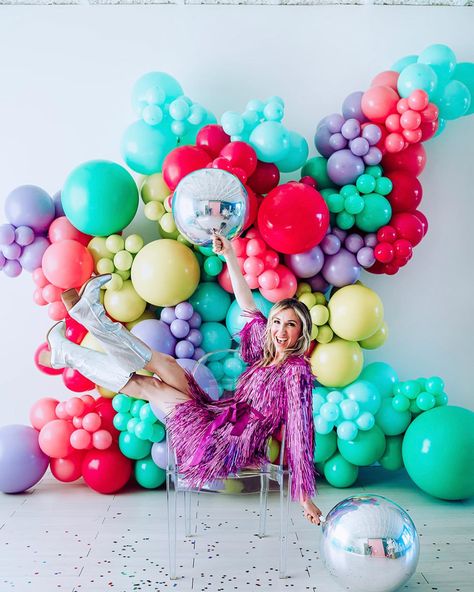 Jessica Jennings, owner -DFW Balloon Artist on Instagram: “It's me, hi, I'm the party, it's me! 👋🏼 Lots of new faces around here, so I thought I'd reintroduce myself. My name is Jessica, and I'm…” Balloon Artist Branding Photoshoot, Balloon Artist Photoshoot, Balloon Photoshoot Ideas, Balloon Photoshoot, Balloon Styling, Reintroduce Myself, Balloon Artist, Photo Balloons, Studio Branding