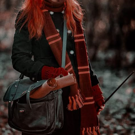 Harry Potter Aesthetic Outfits Gryffindor, Griffindor Aestethic, Griffindor Outfits Uniform, Gryffindor Clothes Aesthetic, Gryffindor Uniform Aesthetic, Gryffindor Girl Aesthetic, Gryffindor Aesthetic Outfit, Gryffindor Uniform, Gryffindor Outfit