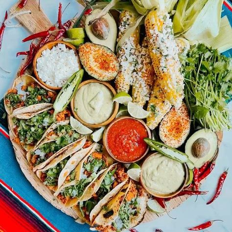 Mexican Sharing Platter, Mexican Guacamole, Platter Ideas, Food Platter, Sharing Platters, Mexican Street Food, Mexican Street, Food Platters, Guacamole