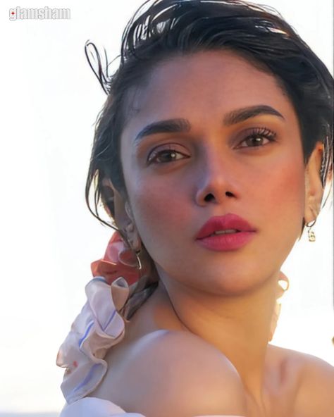 Aditi Rao Hydari brightens a dull day with her captivating and stunning look. Her charm effortlessly elevates any moment.😍 #Glamsham #AditiRaoHydari #Bollywood #stunningLook #Celebs #BeautyQueen ( Aditi Rao Hydari, Bollywood, Stunning Look ) Aditi Rao Hydari Eyebrows, Aditi Rao Hydari, Aditi Rao, Face Images, May 27, Beauty Queens, Random Things, Desi, Jewelry Design