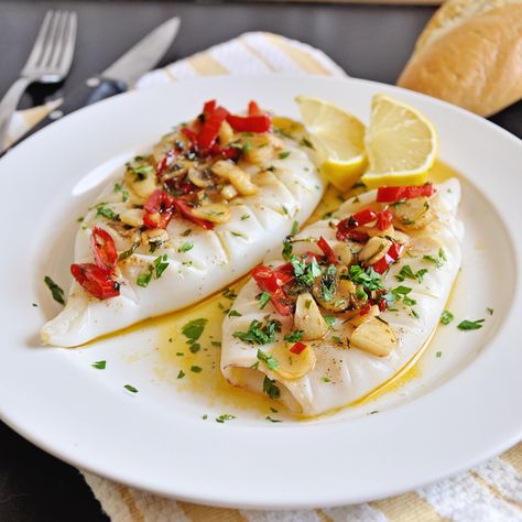 Spanish Style Squid Steaks with Spicy Garlic Sauce - Spain on a Fork Easy Tapas, Spicy Garlic Sauce, Octopus Recipes, Calamari Recipes, Squid Recipes, Portuguese Recipes, Food Yummy, Calamari, Garlic Sauce