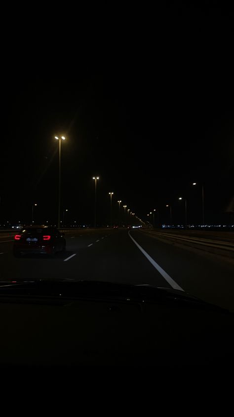 Sky Aesthetic Night, Highway At Night, Night Drive, رعب نفسي, Late Night Drives, Night Scenery, Snapchat Picture, Lit Wallpaper, Car Driving