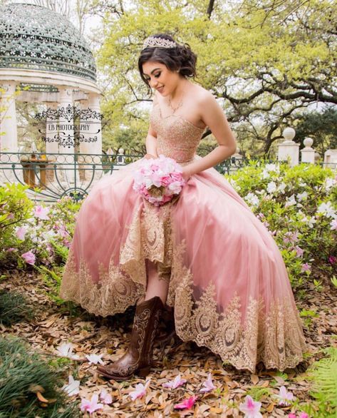 Quinceanera Dresses Rose Gold, Rose Gold Quinceanera Dresses, Vestidos Country, Quince Pictures, Rose Gold Quinceanera, Vestido Charro, Mexican Quinceanera Dresses, Charro Quinceanera Dresses, Foto Cowgirl