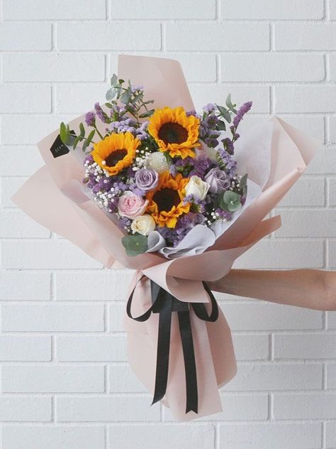 Flowers 🌺 on Twitter: "… " Flower Bouquet For Graduation, Sunflower Bouquet Gift, Graduation Bouquet Ideas, Black Flowers Bouquet, Flower Bouquet Graduation, Graduation Flowers Bouquet, Graduation Flower Bouquet, Bouquet Graduation, Ftd Flowers