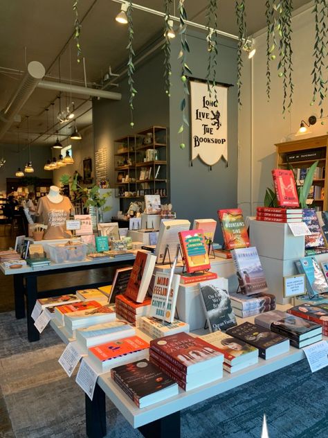 Book Store Shelves Design, Bookstore Interior Design Ideas, Christian Bookstore Ideas, Book Store Exterior, Bookstore Display Ideas, Bookstore Layout, Cosy Bookshop, Cozy Bookstore Aesthetic, Modern Bookstore