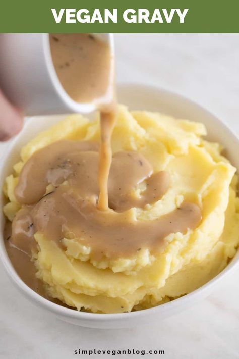 The best vegan gravy, perfect for the holidays over mashed potatoes, and more! It’s rich, hearty, flavorful, and ready in 15 minutes. #vegan #plantbased #vegangravy #veganthanksgiving #veganchristmas Easy Brown Gravy Recipe, Gravy No Drippings, Vegetarian Biscuits And Gravy, Brown Gravy Recipe Easy, Vegan Biscuits And Gravy, Garlic Mashed Potatoes Easy, Easy Brown Gravy, Brown Gravy Recipe, Vegetarian Gravy