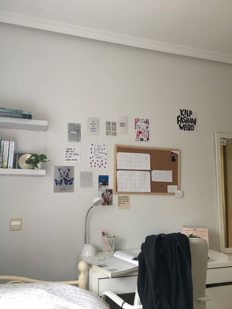 College Dorm Inspo Minimalist, Dorm Inspo Minimalist, Minimal Room Decor, College Dorm Inspo, Uni Aesthetic, Apartment 2023, Minimal Room, College Room Decor, Bedroom Aesthetics