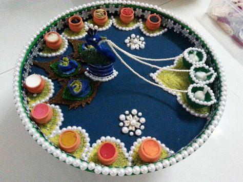 Aarti decoration Arti Thali Decoration Ideas For Ganpati, Diwali Decor Ideas, Arti Thali Decoration, Kalash Decoration, Aarti Thali, Ganesh Chaturthi Decoration, Thali Decoration, Thali Decoration Ideas, Ganapati Decoration