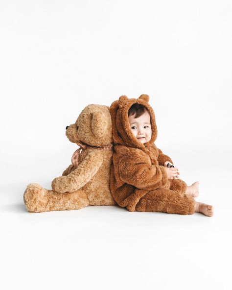 Dancing bears 🤍 Teddy Bear 6 Month Photoshoot, Bear Birthday Photoshoot, Teddy Bear Baby Photoshoot, Newborn Teddy Bear Photography, Teddy Bear Picnic Photo Shoot, Teddy Bear Photoshoot Ideas, Teddy Bear One Year Old Photoshoot, Teddy Bear Photoshoot, Teddy Bear Photography