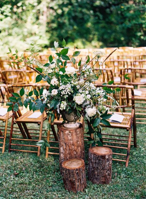 Forest Wedding Ideas: Wooden Folding Chairs and Ceremony Decor Rustic Lodge Wedding Decor, Diy Mountain Wedding Decor, Mountain Backyard Wedding, Mountain Wedding Ceremony Decor, Lodge Wedding Decor, Mountain Theme Wedding, Elegant Mountain Wedding, Mountain Lodge Wedding, Mountain Wedding Decor