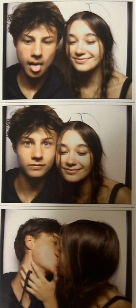 Couples Photobooth Aesthetic, Photo Booth Boyfriend, Photobooth With Boyfriend, Photo Booth Ideas Couple, Photo Booth Pictures Couple, Photobooth Aesthetic Couple, Photobooth Couple Aesthetic, Couple Photobooth Ideas, Photobooth Couple Poses