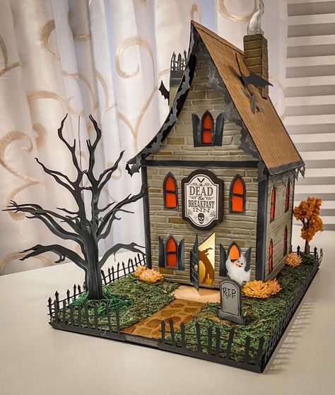 Box Haunted House Cardboard, Halloween Houses Diy, Haunted House Out Of Cardboard, Maileg Halloween, Cardboard Haunted House Diy, Halloween Cardboard Decorations, Haunted House Cardboard, Haunted House Model, Cardboard Haunted House