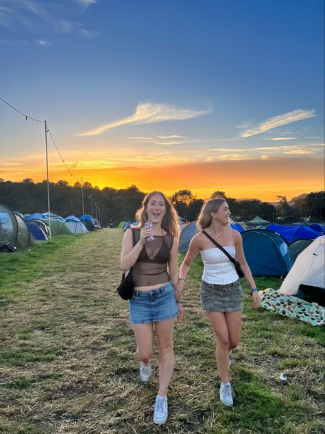 #london #boomtown #festival #besties #best #friends #camping #instagram #fashion #inspiration Festival Outfit Boomtown, Glastonbury 2024 Outfits, Reading Festival Outfit Ideas, Latitude Festival Outfits, Uk Festival Outfit 2024, Boston Calling Music Festival Outfit, Gov Ball Outfits Music Festivals, Boston Calling Outfit, Osheaga Outfit Music Festivals