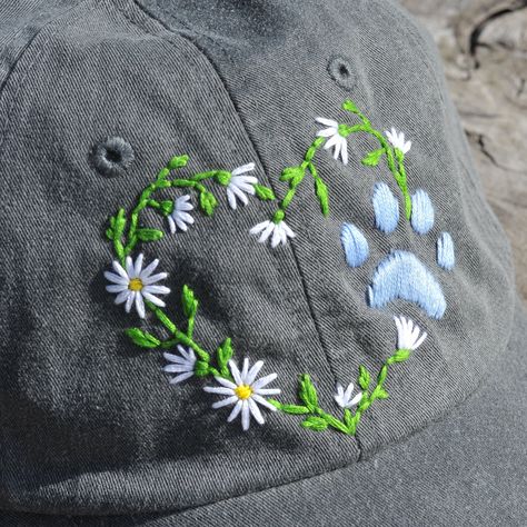 Hand Embroidery On Hats, Ball Cap Embroidery Ideas, Paw Embroidery, Embroidery Jeans Diy, Embroidery Custom, Clothes Embroidery Diy, Embroidery Tshirt, Unique Embroidery, Embroidered Cap