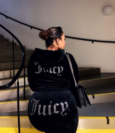 Juicy Track Suit Aesthetic, Tuta Juicy, Juicy Couture Aesthetic Tracksuit, Juicy Couture Plus Size, Velour Tracksuit Aesthetic, Juicy Couture Track Suit Plus Size, Black Juicy Couture Tracksuit 2000s, Juicy Cotoure Tracksuits, Juicy Couture Track Suit