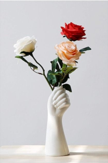 This white hand vase is designed to simulate the contours of human hands and arms, with clear arm lines, realistic hand contours, slender fingers, fair and smooth arms overall, and elegant movements. In addition, when you put flowers or other plants in this vase, the whole looks like a beautiful woman holding flowers, full of art and beauty. Hand Vase, Unique Flower Vases, Minimalist Modern Art, Ceramic Flower Vase, Living Room Ornaments, White Ceramic Vases, Holding Flowers, Decoration Originale, Ceramic Flower