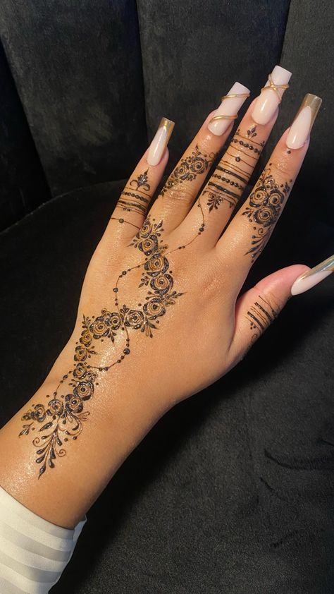 Eid Henna Designs, Dainty Henna, Inai Pengantin, Jagua Henna, Arabic Henna Designs, Cute Henna Tattoos, Henna Style Tattoos, Modern Henna Designs, Finger Henna