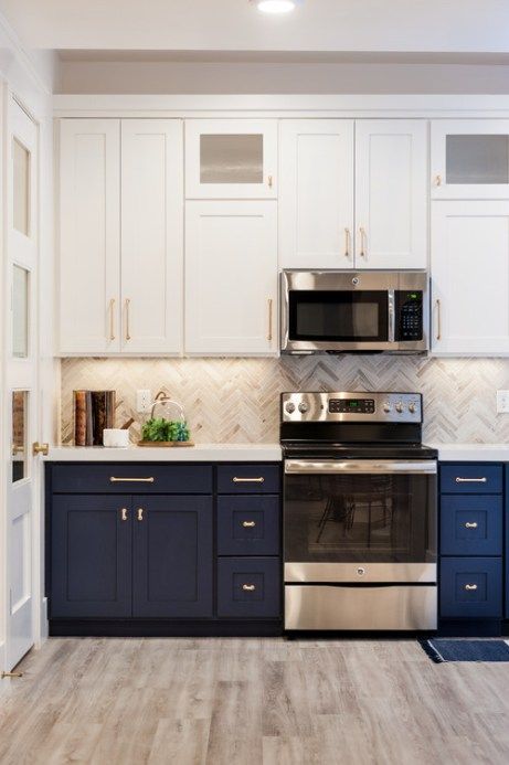 Navy Cabinets - Popular Cabinet Color Trend Two Tone Kitchen Cabinets, Upper Kitchen Cabinets, Blue Kitchen Cabinets, Kabinet Dapur, Kitchen Cabinets Decor, New Kitchen Cabinets, Classic Kitchen, Modern Kitchen Cabinets, Kitchen Cabinet Colors