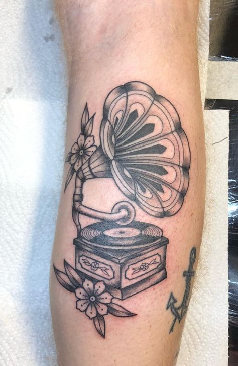 Gramophone Tattoo Traditional, Traditional Coffee Tattoo, Traditional Tattoo Music, Record Tattoo, Record Player Tattoo, Gramophone Tattoo, Tato Phoenix, Traditional Tattoo Black And White, Traditional Tattoo Inspiration