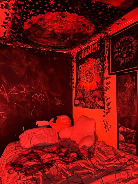 Punk Bedrooms, Edgy Teen Room, Lesbian Bedroom Ideas, Edgy Bedroom Aesthetic, Black And Red Room Aesthetic, Tapestry Room Aesthetic, Lesbian Bedroom, Trippy Rooms Aesthetic, Trippy Rooms Bedrooms