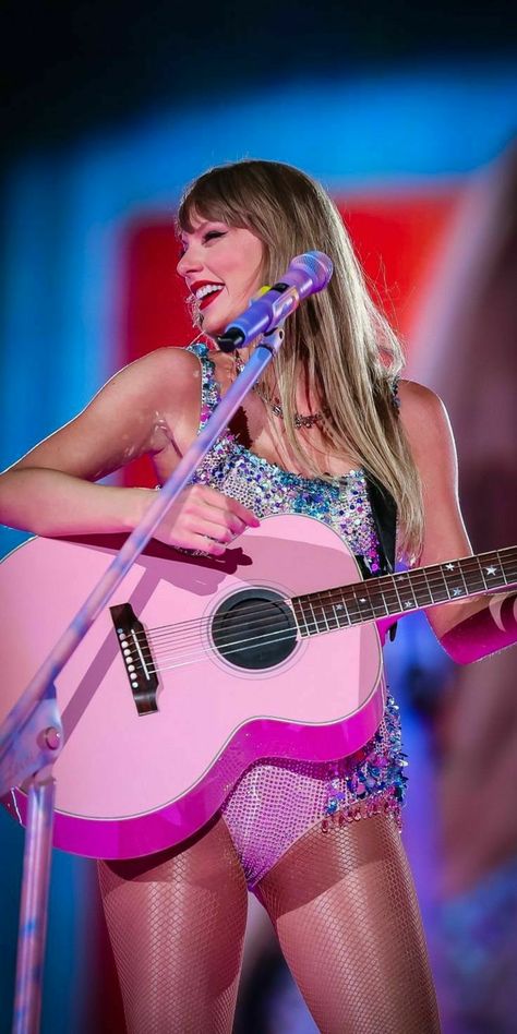 Lover Guitar, Tyler Swift, Eras Tour Lover, Taylor Swift Fotos, Taylor Swift Legs, Taylor Swift Fan Club, Estilo Taylor Swift, Taylor Swift Cute, Swift Photo